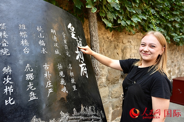 選手金雪花（波蘭）在古堡內(nèi)留影。人民網(wǎng) 盧鵬宇攝