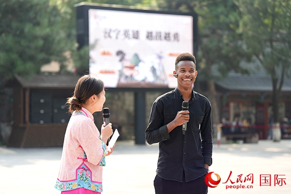 選手王安（乍得）挑戰(zhàn)“漢字英雄·越戰(zhàn)越勇”游戲。人民網(wǎng) 盧鵬宇攝