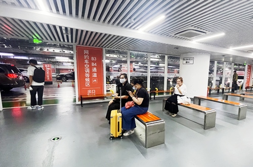 旅客在網(wǎng)約車空調(diào)等候區(qū)等候網(wǎng)約車。人民網(wǎng)記者 喬雪峰攝