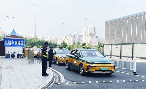 北京南站實(shí)施出租車北廣場(chǎng)落客分流，實(shí)現(xiàn)“落、接”兩用。人民網(wǎng)記者 喬雪峰攝