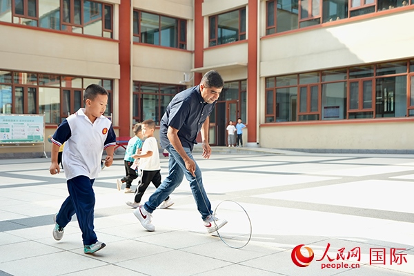 來自巴基斯坦的沙杰在滾鐵環(huán)。人民網(wǎng) 盧鵬宇攝