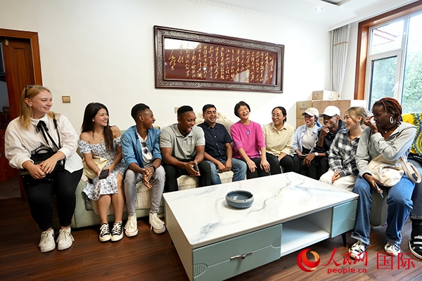 選手們在村民王小留家中做客。人民網(wǎng) 盧鵬宇攝
