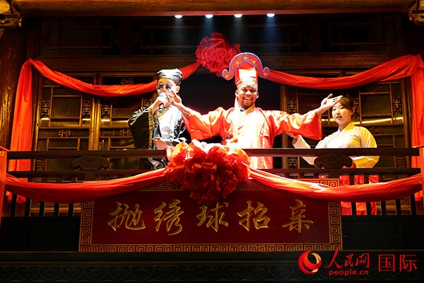 拋繡球。人民網(wǎng) 盧鵬宇攝