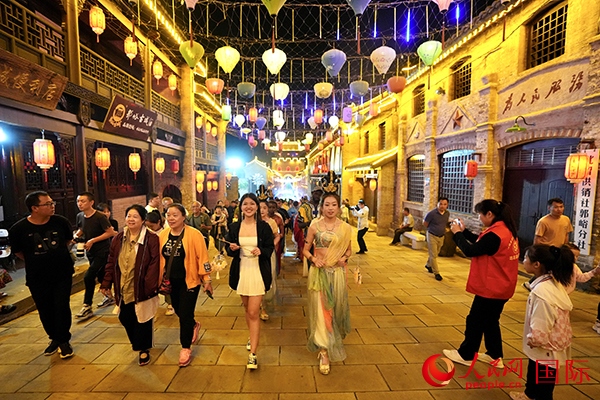 選手體驗(yàn)古城巡游。人民網(wǎng) 盧鵬宇攝