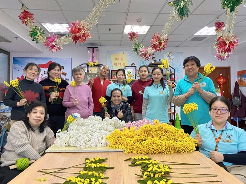 唐占鑫帶領(lǐng)團(tuán)隊(duì)為2022年北京冬奧會(huì)和冬殘奧會(huì)制作頒獎(jiǎng)花束。受訪者供圖