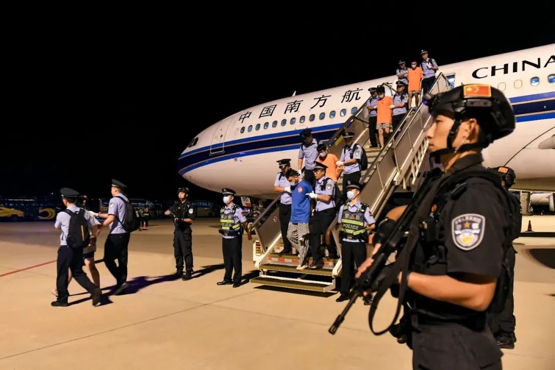 153名實施跨境裸聊敲詐的犯罪嫌疑人從印度尼西亞被押解回國。公安部供圖