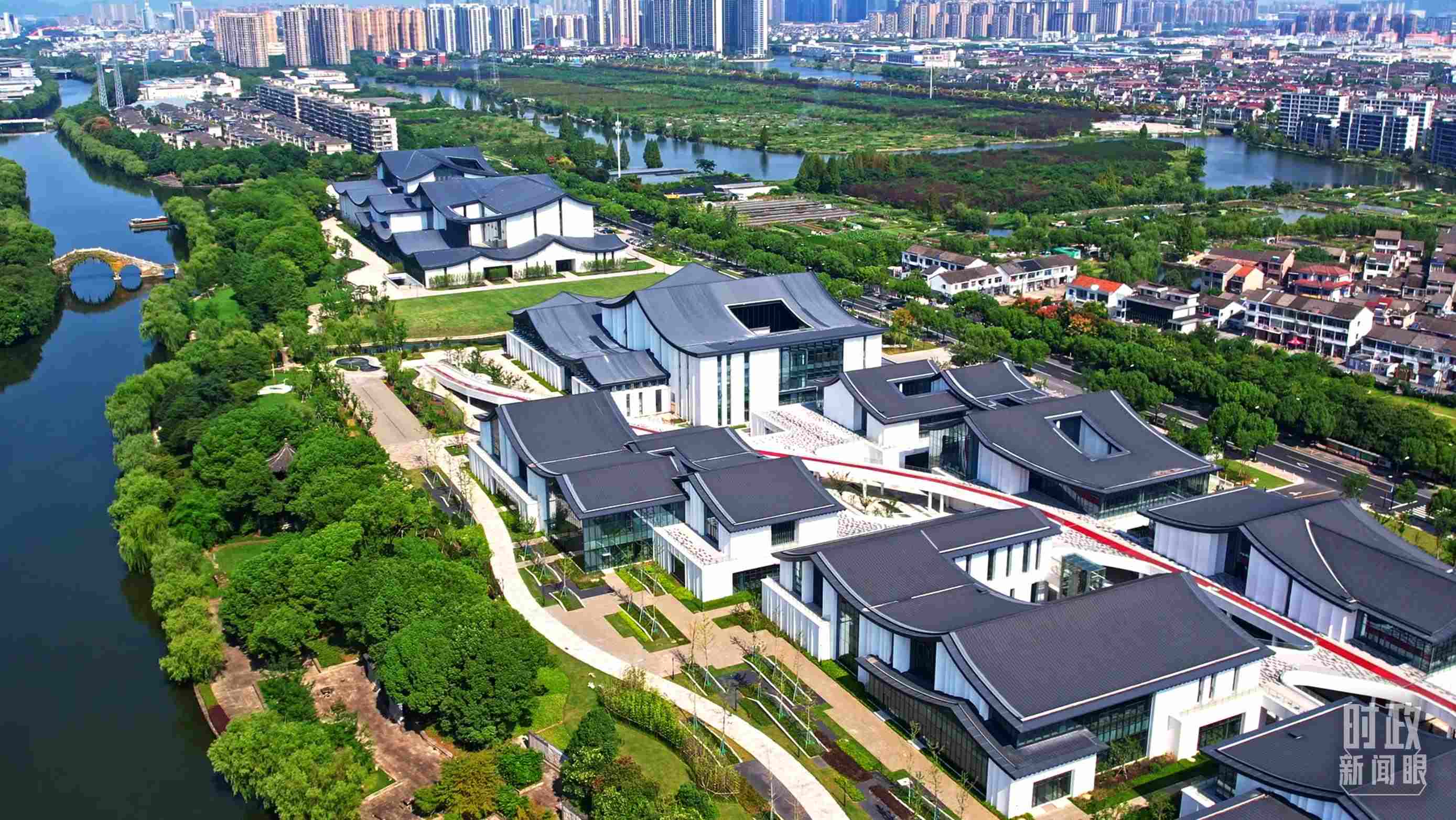 △臨河而建的浙東運河文化園。（總臺央視記者范凱拍攝）