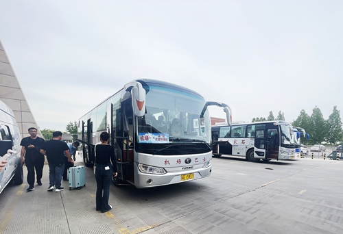 旅客準(zhǔn)備乘坐免費(fèi)擺渡車前往正定機(jī)場(chǎng)。人民網(wǎng)記者 喬雪峰攝