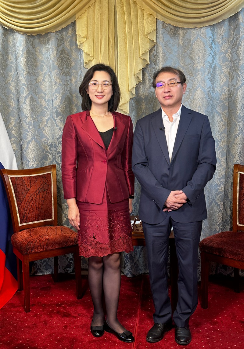 人民網(wǎng)黨委委員、副總編輯孫海峰（左一）專(zhuān)訪崔少純總領(lǐng)事。人民網(wǎng)記者 馬天翼攝
