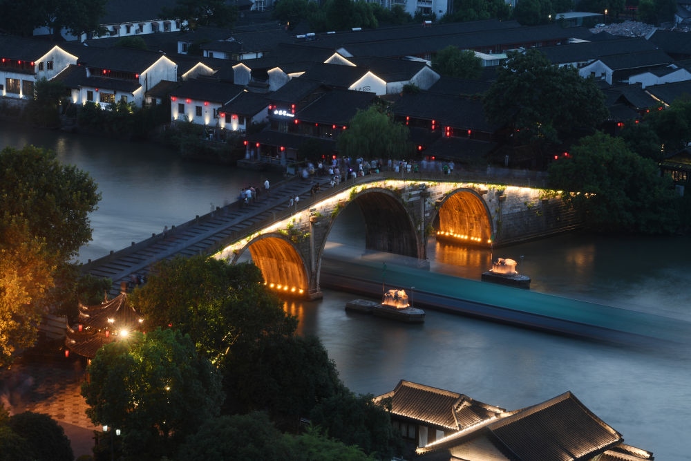 一艘貨船經(jīng)過京杭大運河杭州段的標志性建筑拱宸橋。