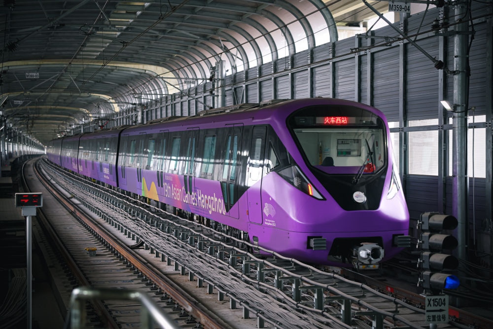 從杭州火車西站出發(fā)，地鐵19號線貫穿杭州火車東站、杭州蕭山機場，“亞運號”地鐵專列運行在這條線路上。