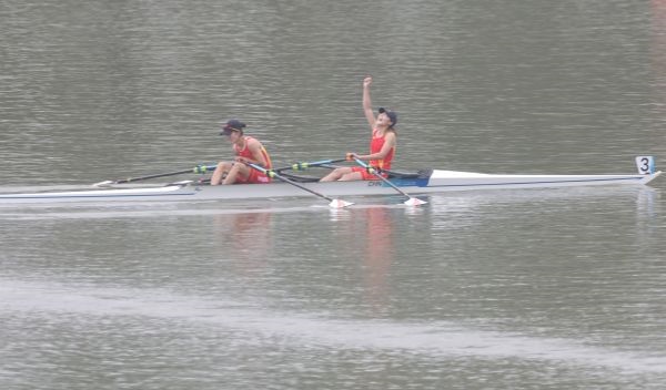 9月24日，鄒佳琪/邱秀萍在杭州亞運會賽艇女子雙人雙槳決賽中獲得冠軍。圖為中國選手慶祝勝利。 人民網(wǎng)記者 李乃妍攝