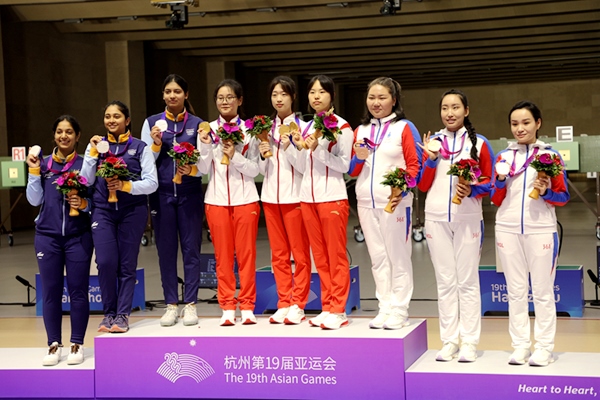 9月24日，杭州亞運(yùn)會(huì)射擊女子10米氣步槍團(tuán)體賽頒獎(jiǎng)儀式。人民網(wǎng)記者 胡雪蓉?cái)z