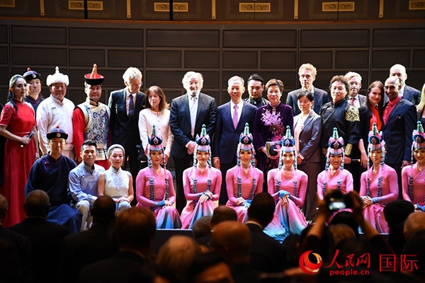 中國(guó)駐瑞典大使崔愛民夫婦與演職人員及部分來(lái)賓合影留念。人民網(wǎng)記者 殷淼攝