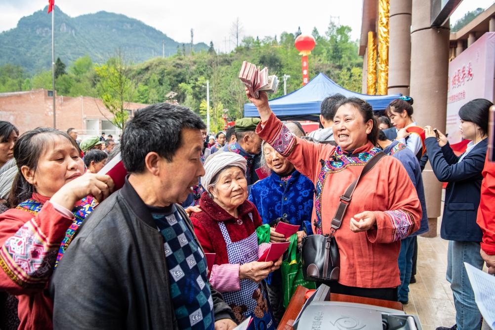 4月13日，在華溪村第五屆分紅大會上，村民在排隊領(lǐng)取分紅。新華社記者 唐奕 攝
