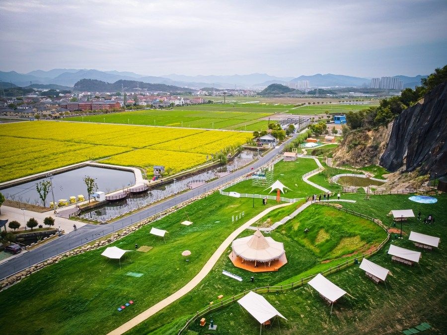 浙江省諸暨市楓橋鎮(zhèn)杜黃新村用廢棄礦山改造的露營旅游地（2023年3月29日攝）。