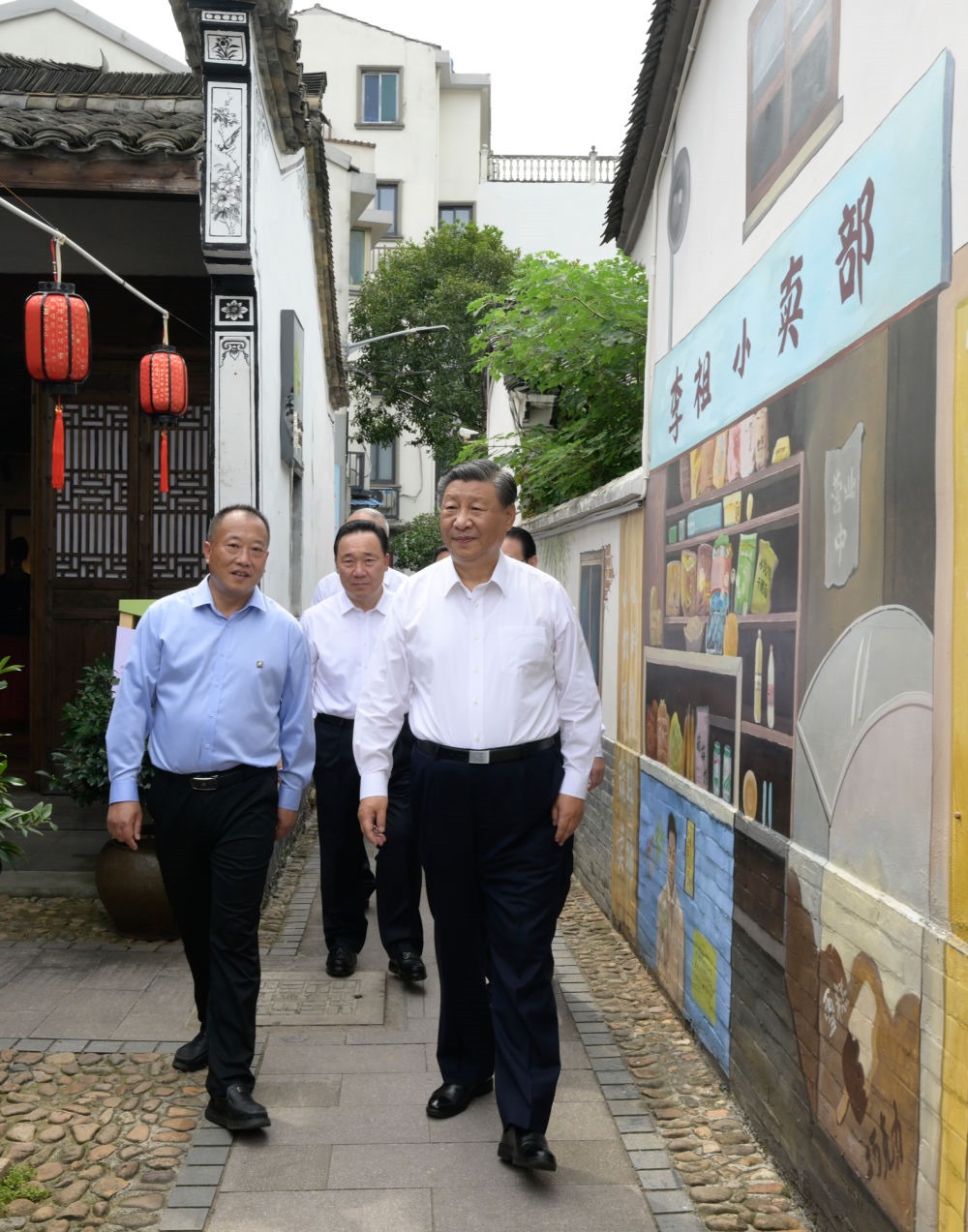 20日上午，習(xí)近平在金華市義烏市后宅街道李祖村考察。