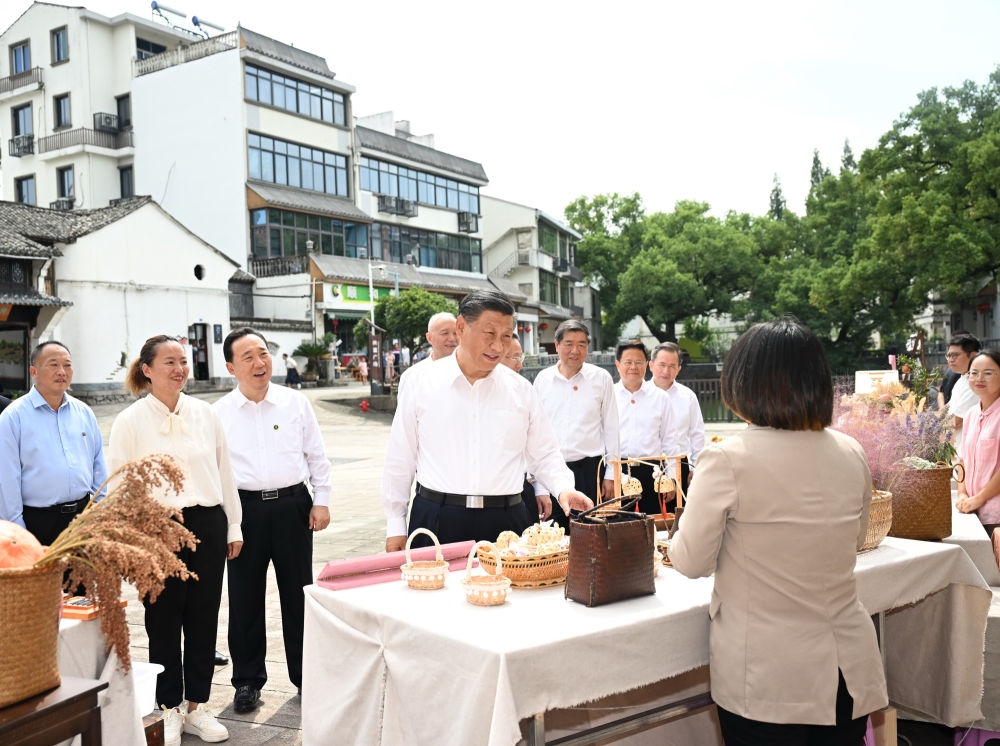 20日上午，習(xí)近平在金華市義烏市后宅街道李祖村考察。