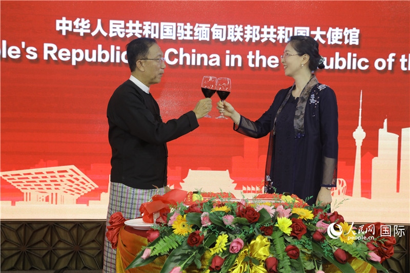 圖為曹靜臨時代辦與溫欣副總理祝酒。人民網(wǎng)記者 謝佳君攝