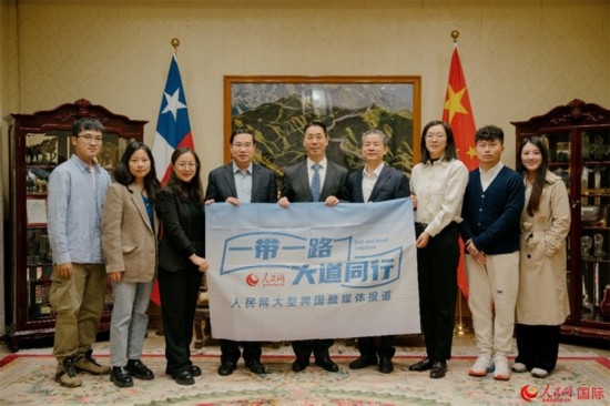 牛清報大使（中）與人民網(wǎng)、人民日報社記者合影。 人民網(wǎng)記者 張若涵攝