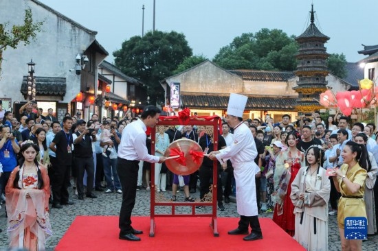 9月27日拍攝的2023年南翔國(guó)潮大會(huì)暨第十七屆上海南翔小籠文化展開(kāi)幕儀式現(xiàn)場(chǎng)。