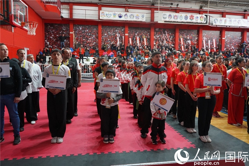 圖為開幕式現(xiàn)場運(yùn)動員入場儀式。人民網(wǎng)記者 許放攝