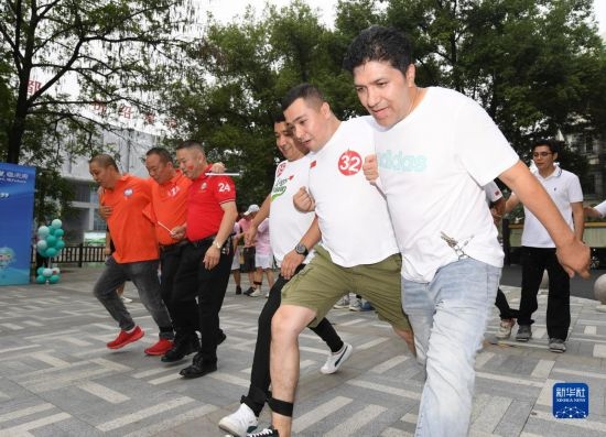 9月28日，在柯橋柯亭社區(qū)，各民族居民參加趣味運(yùn)動(dòng)會(huì)。
