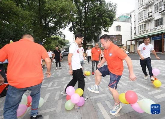 9月28日，在柯橋柯亭社區(qū)，各民族居民參加趣味運(yùn)動(dòng)會(huì)。