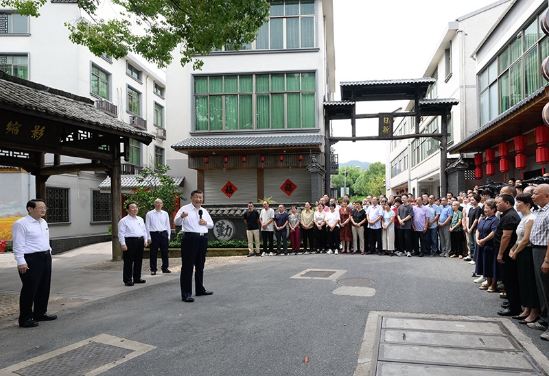 2023年9月20日，習(xí)近平在浙江省金華市義烏市后宅街道李祖村考察時(shí)，同群眾親切交流。