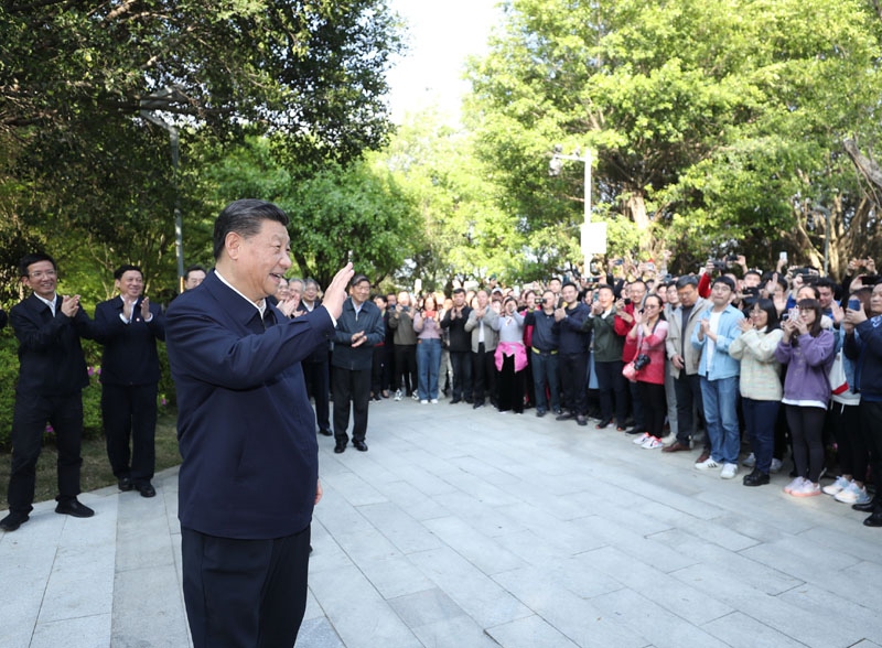 2021年3月24日，習(xí)近平在福建省福州市福山郊野公園考察時(shí)，向市民們招手致意。