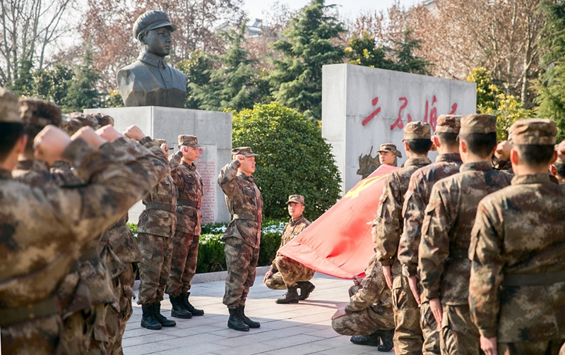 2018年12月14日，陸軍第71集團軍某合成旅王杰生前所在連官兵組織黨員重溫入黨誓詞