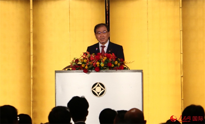 日本經(jīng)濟團體聯(lián)合會會長十倉雅和發(fā)表致辭。人民網(wǎng) 許可攝