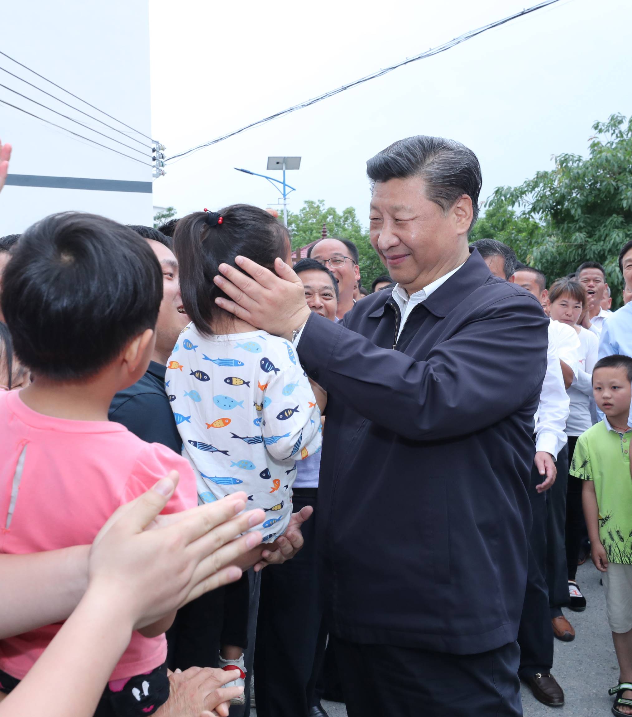 2019年5月20日，中共中央總書記、國家主席、中央軍委主席習(xí)近平深入贛南老區(qū)考察調(diào)研。這是習(xí)近平來到贛州市于都縣梓山鎮(zhèn)潭頭村親切看望老區(qū)群眾。新華社記者 鞠鵬 攝