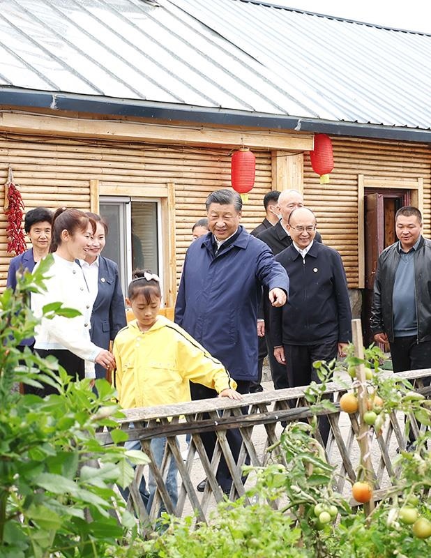 △2023年9月6日，習(xí)近平總書(shū)記在黑龍江漠河市北極村村民史瑞娟家的民宿小院考察。