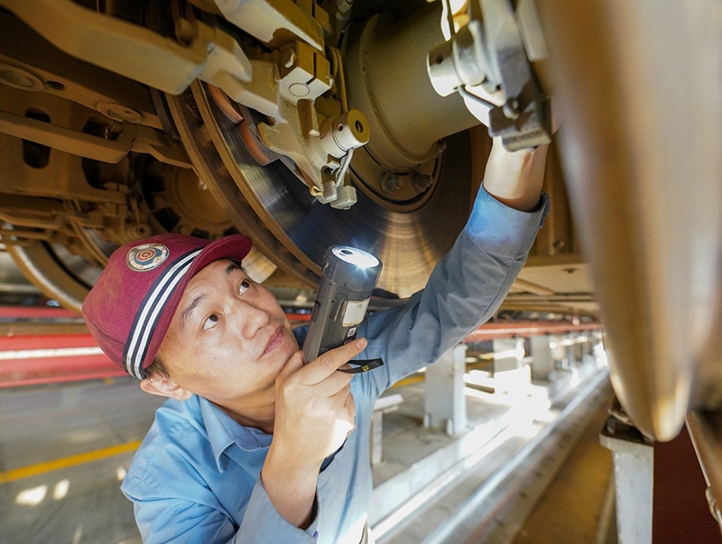 陳浦燕在對入庫動車組進(jìn)行巡檢作業(yè)。受訪者供圖