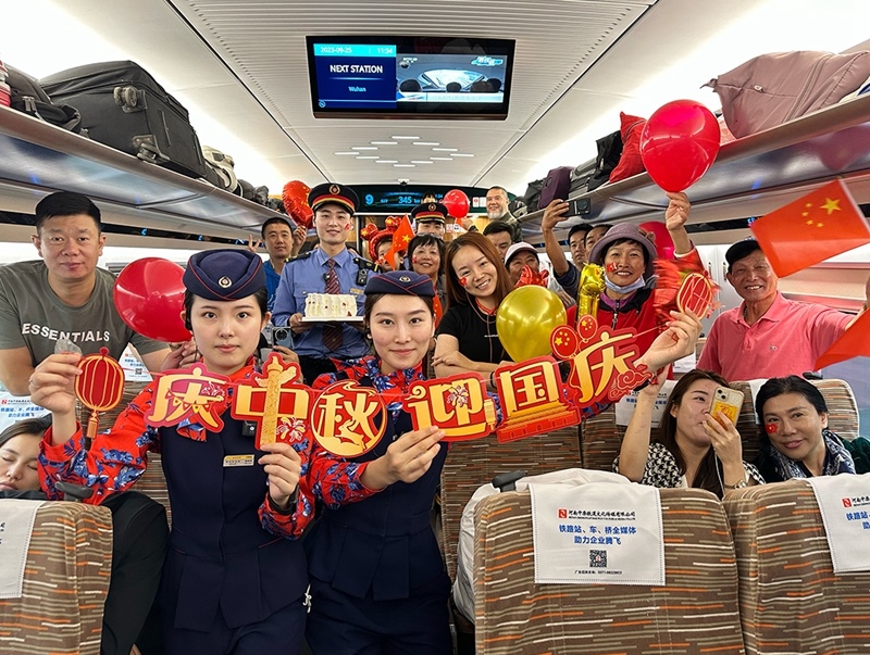 孫柄全與班組人員、旅客共同“慶中秋，迎國慶”。受訪者供圖