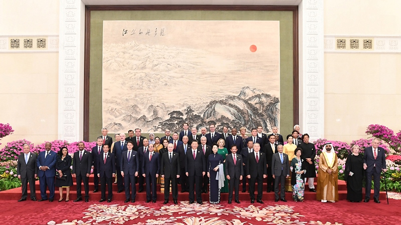 2019年4月26日，習(xí)近平主席和夫人彭麗媛在北京人民大會(huì)堂舉行宴會(huì)，歡迎出席第二屆“一帶一路”國際合作高峰論壇的外方領(lǐng)導(dǎo)人夫婦及嘉賓。這是習(xí)近平和彭麗媛同外方領(lǐng)導(dǎo)人夫婦及嘉賓合影留念。