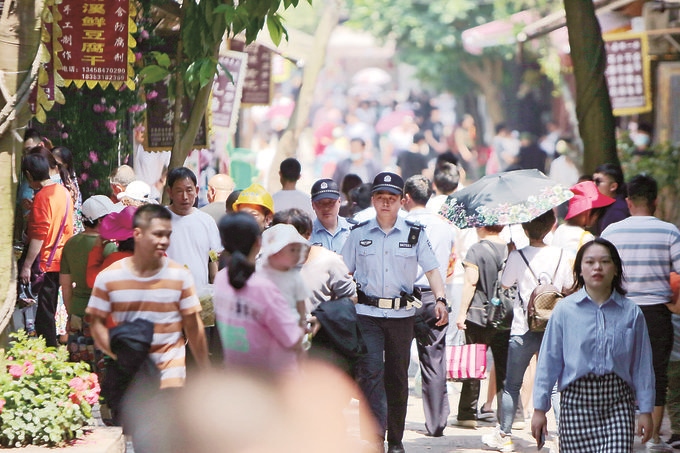 李莊派出所民警在古鎮(zhèn)景區(qū)巡邏。胡澎攝