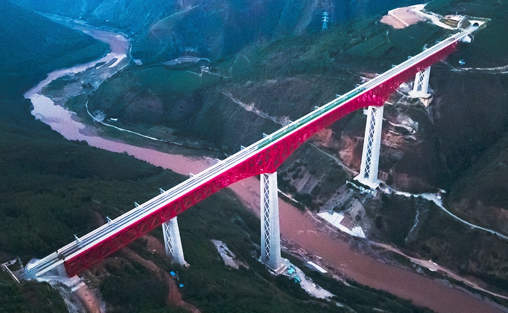 中老鐵路首發(fā)列車駛過中國云南省元江哈尼族彝族傣族自治縣境內(nèi)的元江雙線特大橋（2021年12月3日攝，無人機照片）。