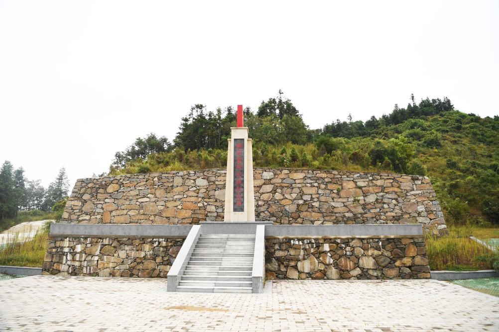 這是9月27日拍攝的田鋪大塆后山上的“韓家寨殲滅戰(zhàn)紀念碑”。新華社記者張浩然攝