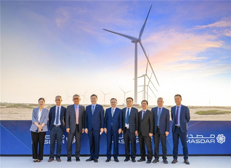 中方建設(shè)者在風(fēng)電場合影。中國電建供圖