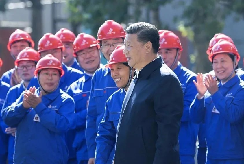 △2018年9月26日，習近平總書記來到中國一重集團，同工人親切交流。