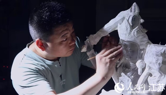 正在精雕細琢的東海水晶。 人民網(wǎng) 范堯攝