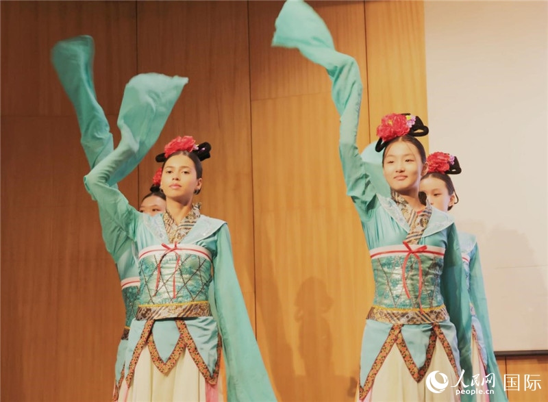 兩國文化志愿者共同表演中國傳統(tǒng)舞蹈。人民網(wǎng)記者 陳海琪攝