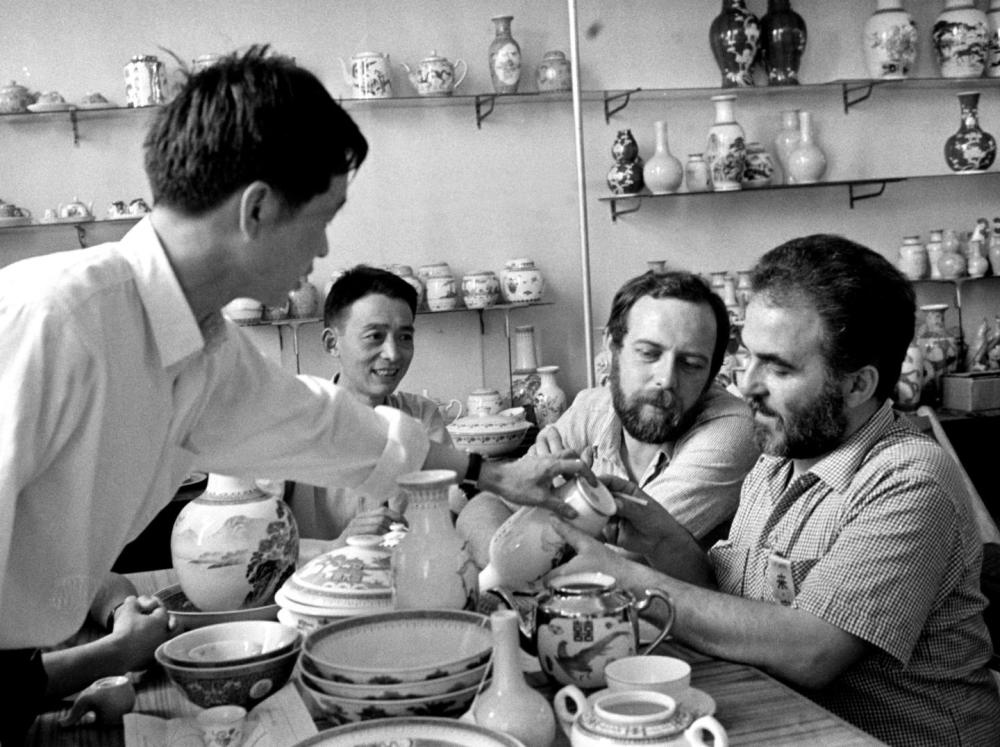 ↑ 在1978年的廣交會(huì)上，意大利客商在洽談選購(gòu)景德鎮(zhèn)瓷器。