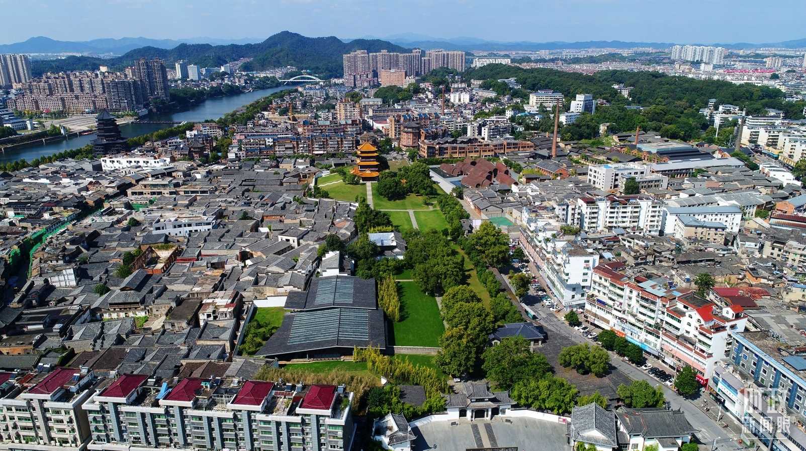 △景德鎮(zhèn)陶陽里歷史文化街區(qū)俯瞰。（總臺央視記者范凱拍攝）