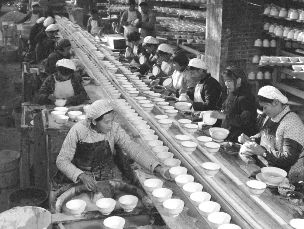 ↑ 1978年，景德鎮(zhèn)為民瓷廠工人生產(chǎn)日用瓷。