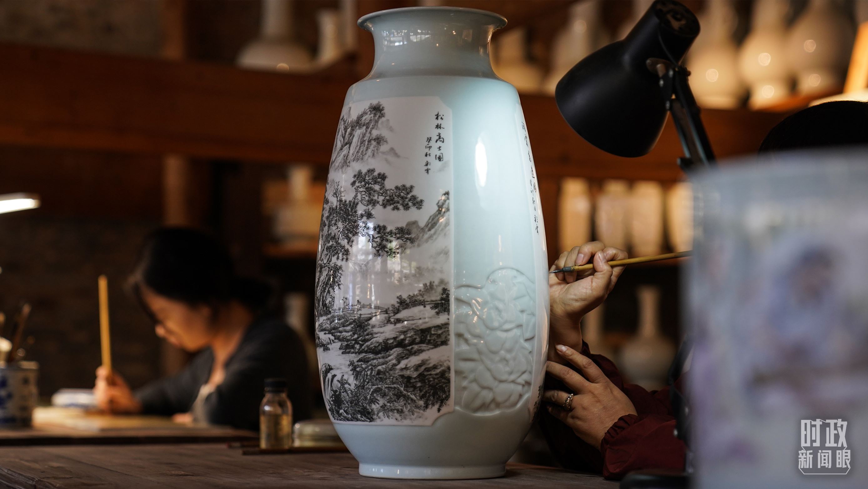 △陶瓷畫師正在繪制瓷器。（總臺國廣記者李晉拍攝）