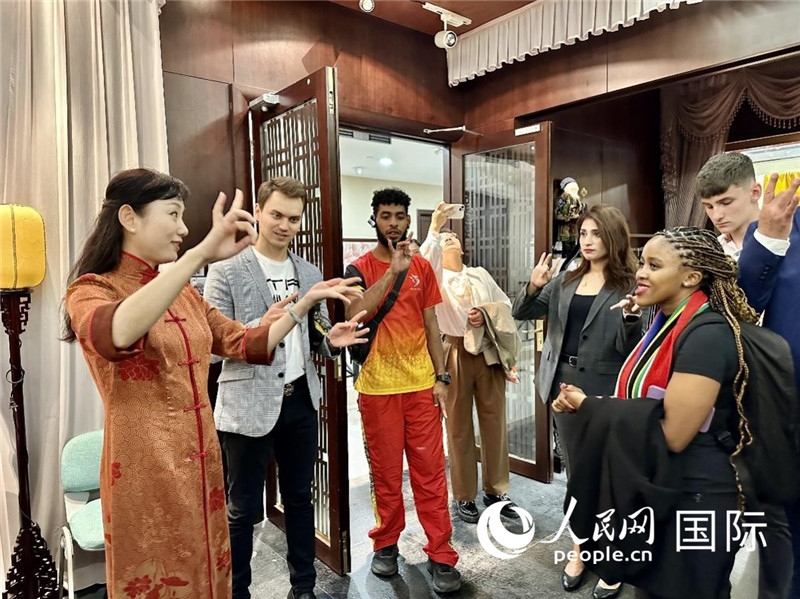 國際民間人士代表團參觀古北市民中心昆曲教室。人民網(wǎng)記者 周雨攝