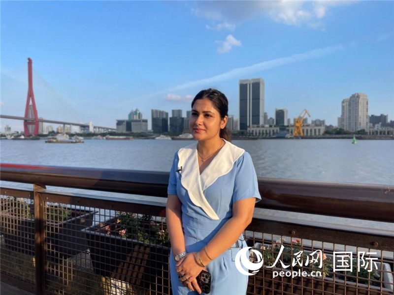 孟加拉國Channel24電視頻道主持人伊斯拉特·阿敏在上海市楊浦濱江接受采訪。 人民網(wǎng)記者 張榮攝